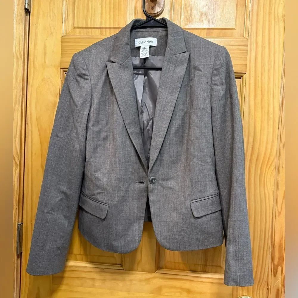 Calvin Klein size 8 women’s blazer with sewn in shoulder pads